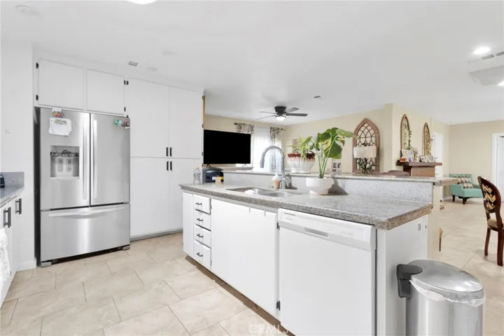 21998 Biloxi Road, Apple Valley, California 92307