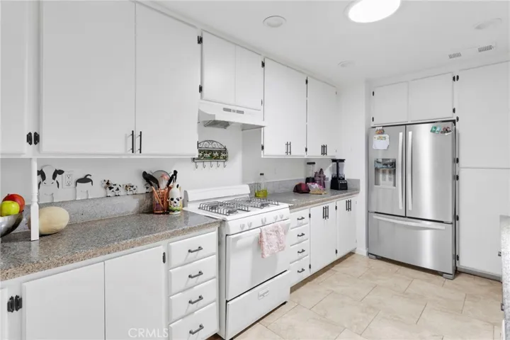 21998 Biloxi Road, Apple Valley, California 92307