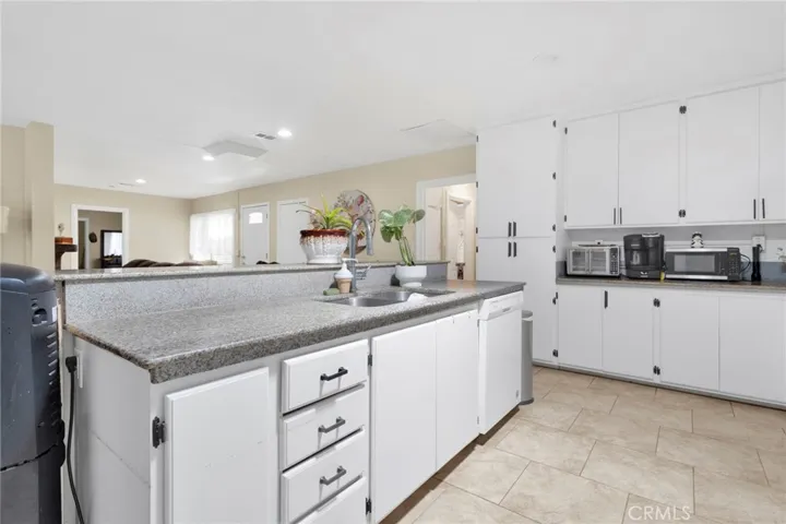 21998 Biloxi Road, Apple Valley, California 92307