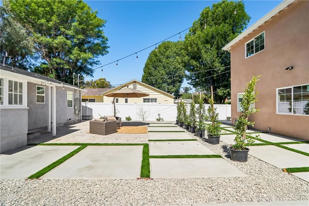 Courtyard between the homes
