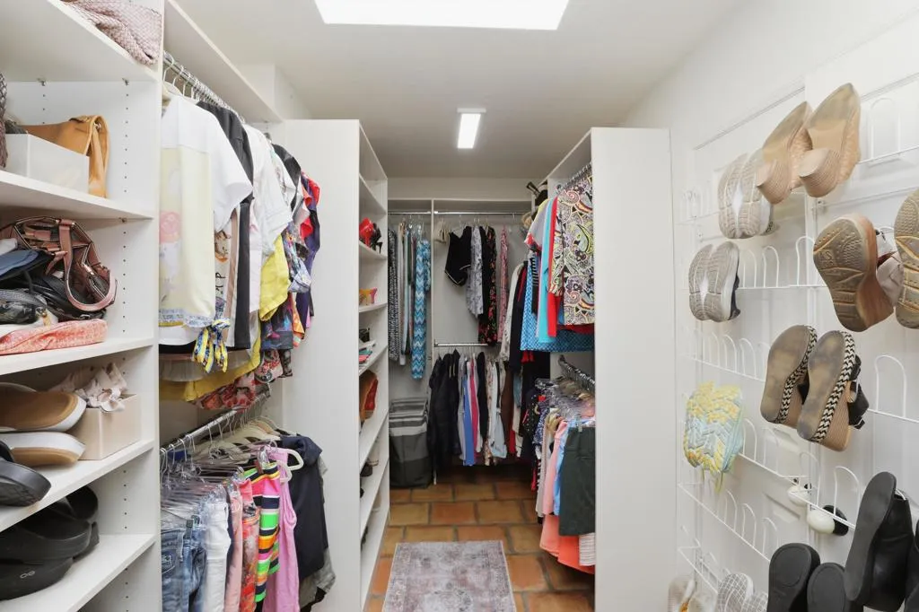 60-Walk In Closet