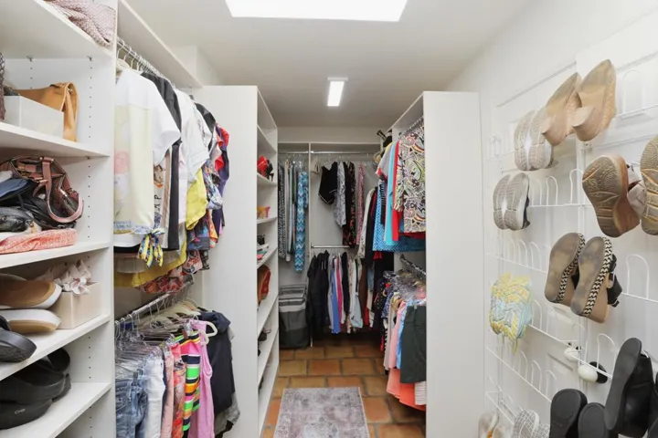 60-Walk In Closet