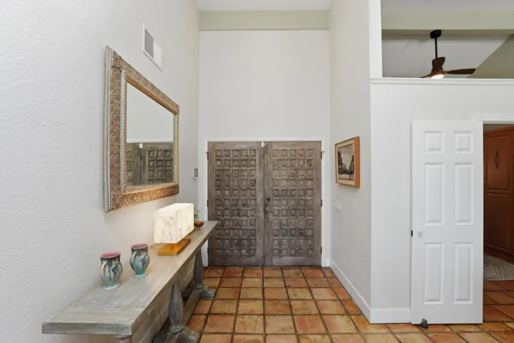 30-Entry and Interior