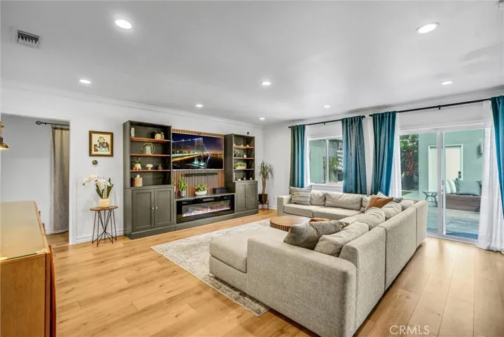 6830 Bothwell, Reseda, California 91335