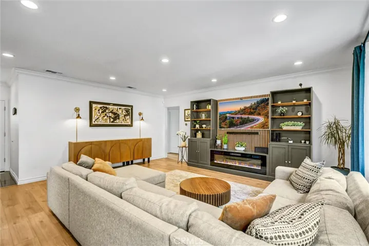 6830 Bothwell, Reseda, California 91335