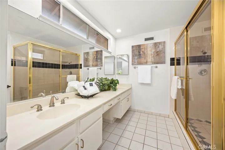 Dual-sink in primary  bathroom