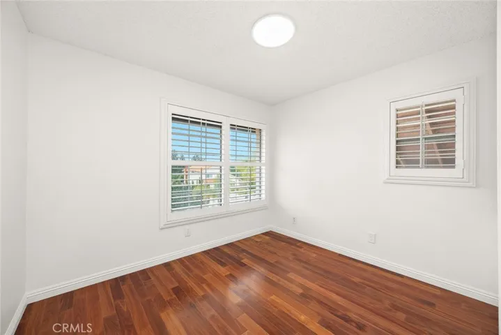 Airy bedroom with 2 windows