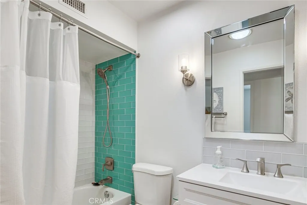 Hall full bathroom