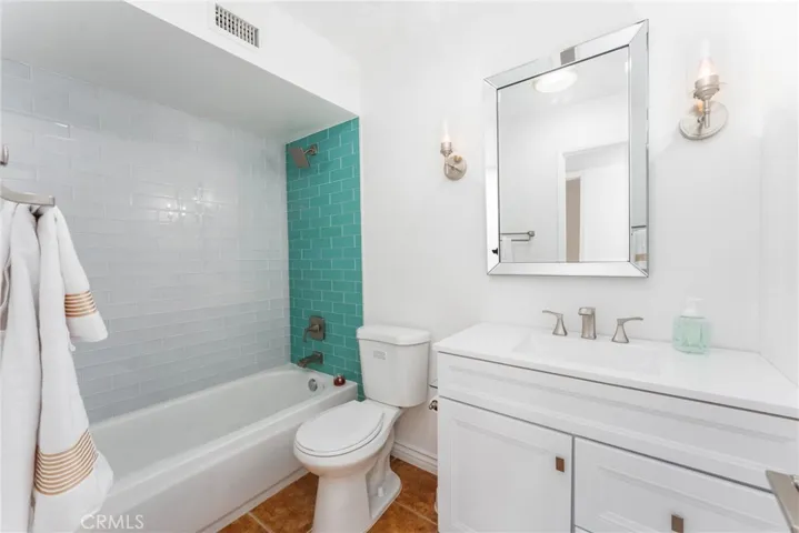 Hall full bathroom