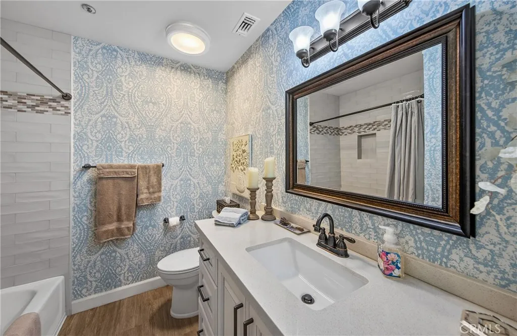 Shared bath for bedrooms 3+4