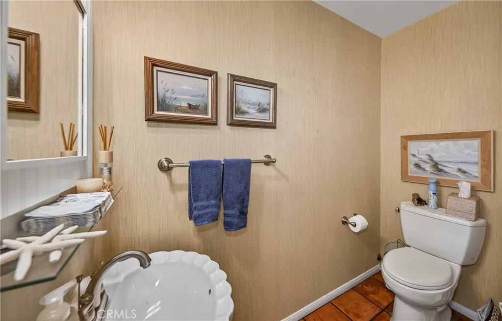 Guest bath (off family room)