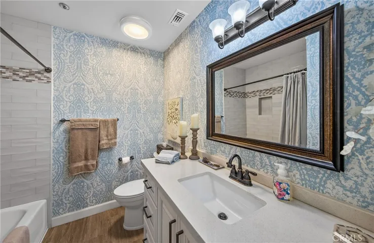 Shared bath for bedrooms 3+4