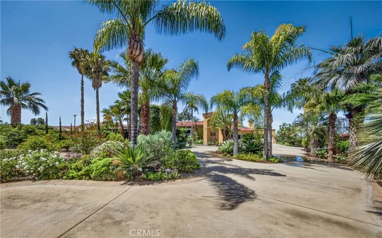 Circular drive, garage to right