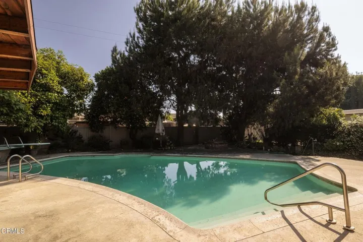 9-web-or-mls-36 E Longden Ave by Pierre