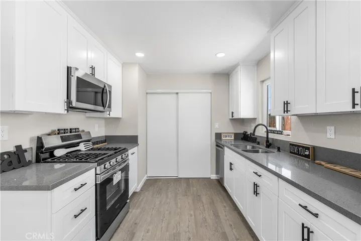 15992 Lawrence Drive, Mojave, California 93501