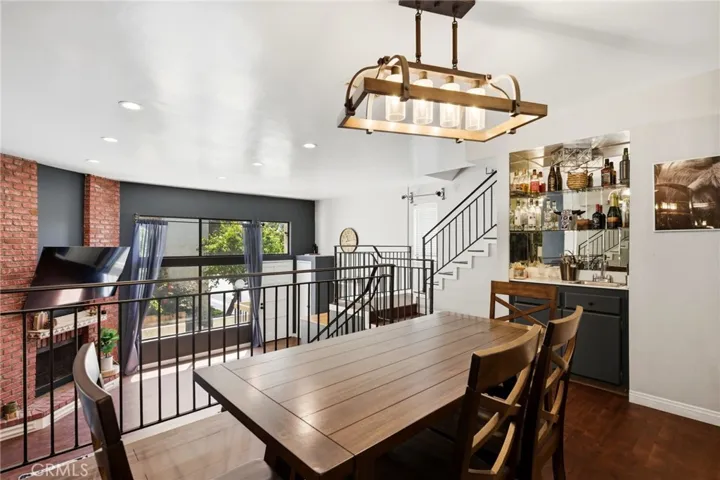 Dining room/wet bar