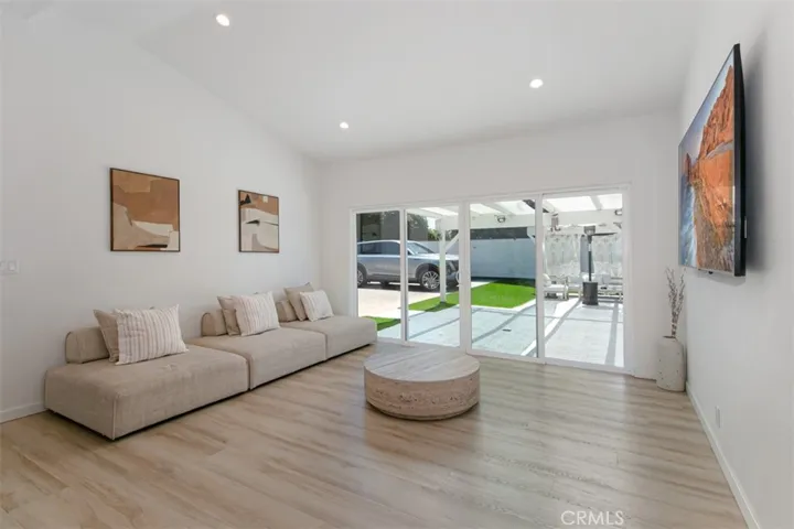 22841 Calvert St, Woodland Hills, California 91367