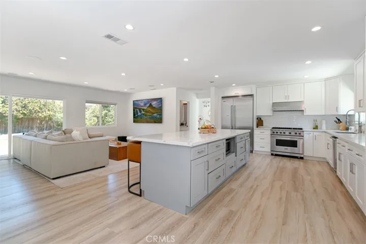 22841 Calvert St, Woodland Hills, California 91367