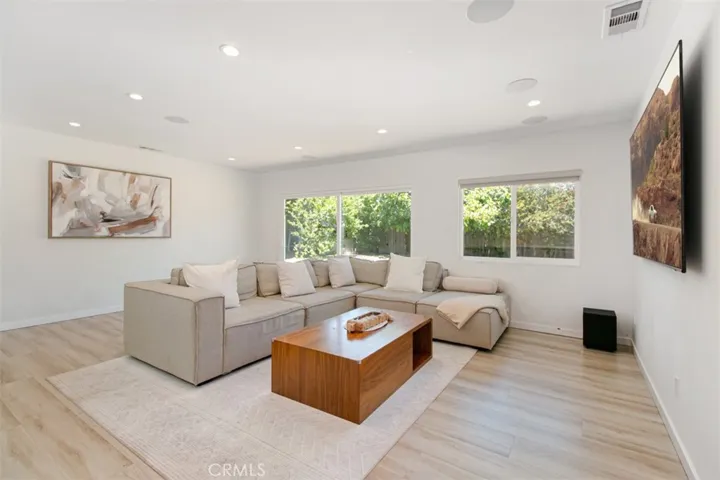 22841 Calvert St, Woodland Hills, California 91367