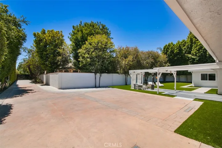 22841 Calvert St, Woodland Hills, California 91367