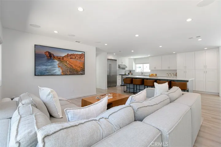 22841 Calvert St, Woodland Hills, California 91367