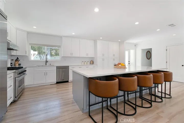 22841 Calvert St, Woodland Hills, California 91367