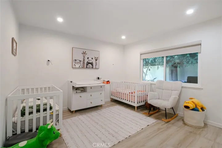 22841 Calvert St, Woodland Hills, California 91367