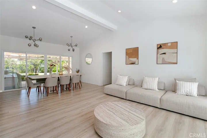 22841 Calvert St, Woodland Hills, California 91367