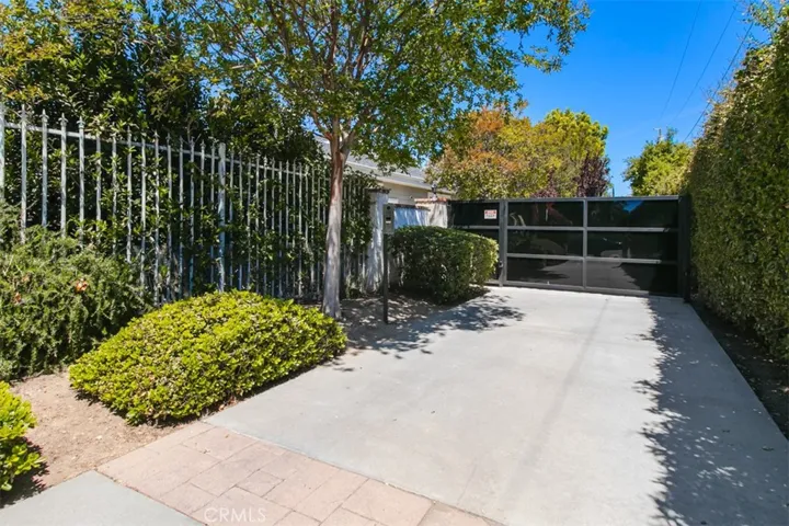 22841 Calvert St, Woodland Hills, California 91367
