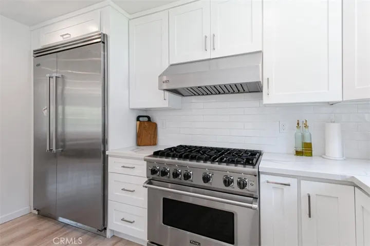 22841 Calvert St, Woodland Hills, California 91367
