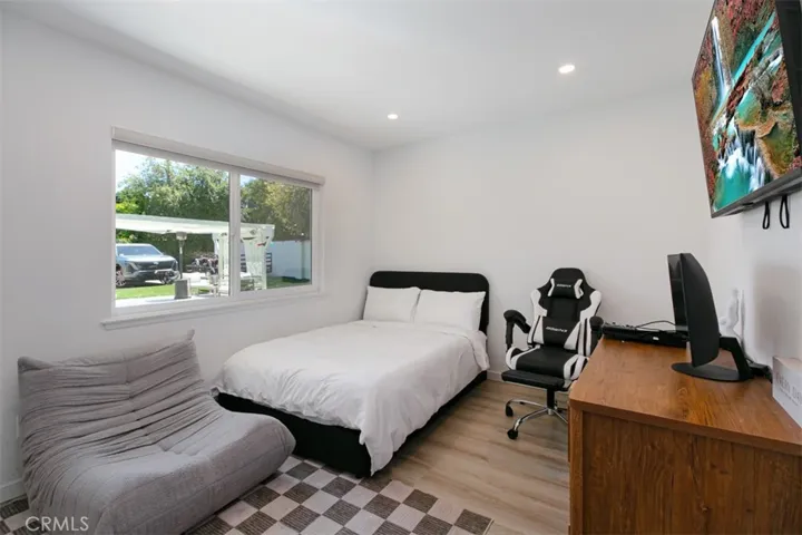 22841 Calvert St, Woodland Hills, California 91367