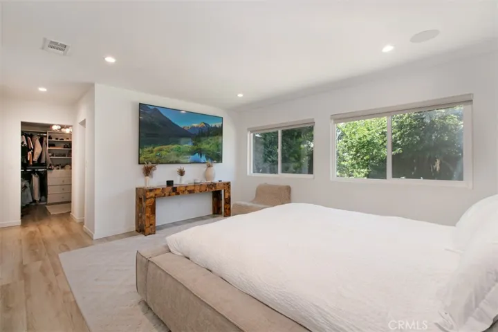 22841 Calvert St, Woodland Hills, California 91367