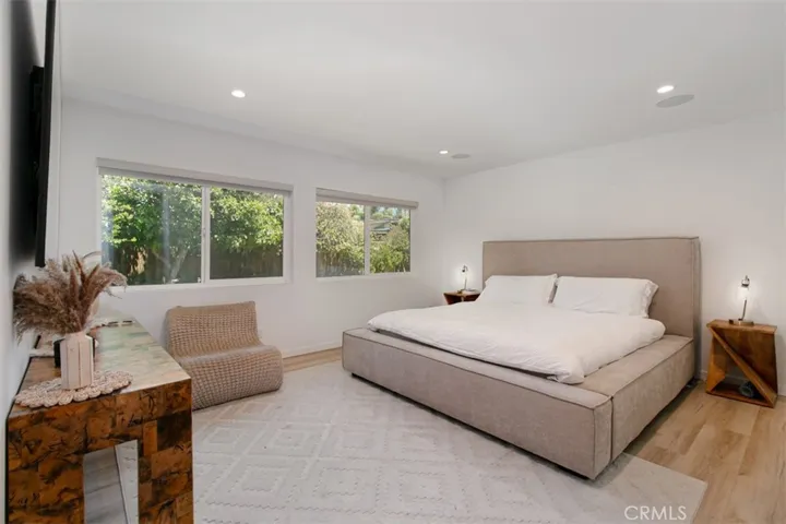 22841 Calvert St, Woodland Hills, California 91367