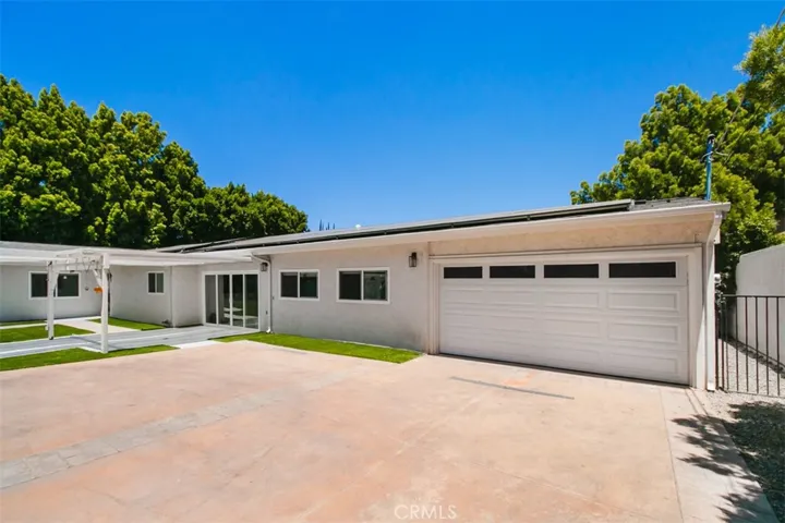 22841 Calvert St, Woodland Hills, California 91367