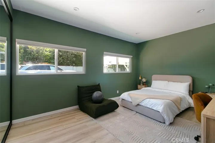 22841 Calvert St, Woodland Hills, California 91367