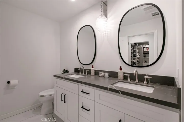 22841 Calvert St, Woodland Hills, California 91367