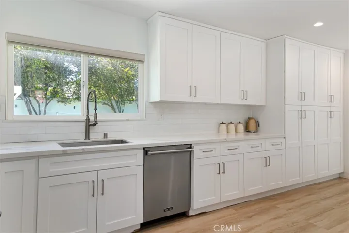 22841 Calvert St, Woodland Hills, California 91367