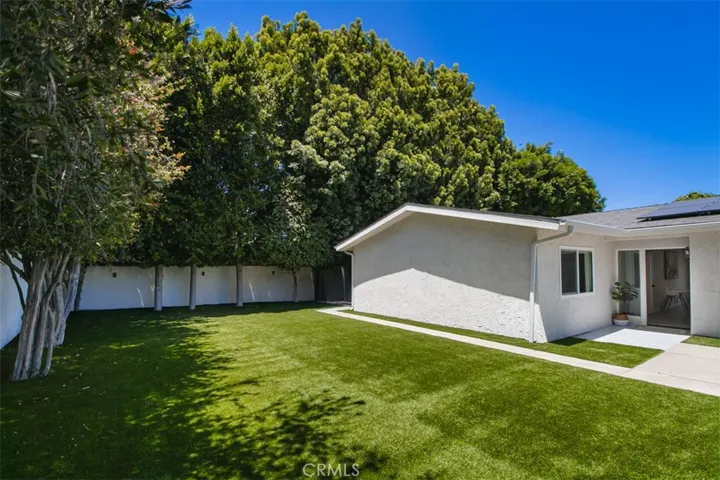 22841 Calvert St, Woodland Hills, California 91367