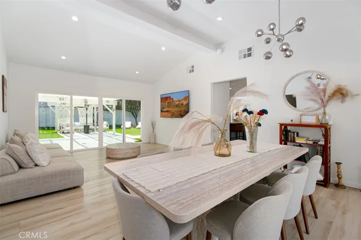 22841 Calvert St, Woodland Hills, California 91367