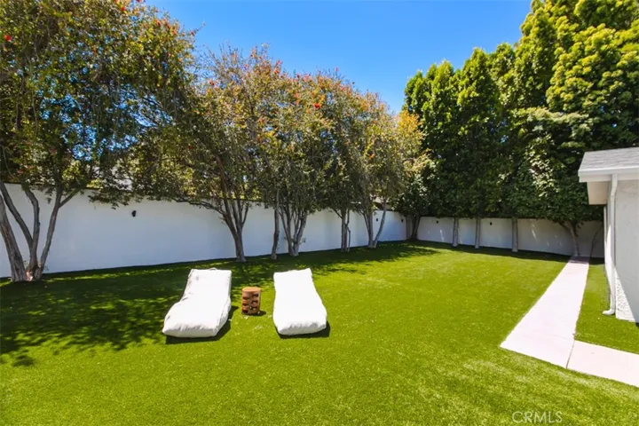 22841 Calvert St, Woodland Hills, California 91367