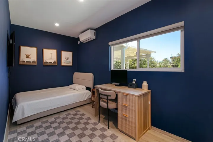 22841 Calvert St, Woodland Hills, California 91367