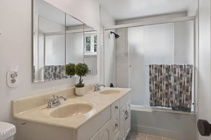 32-web-or-mls-Upmarket Media-6541Ral094