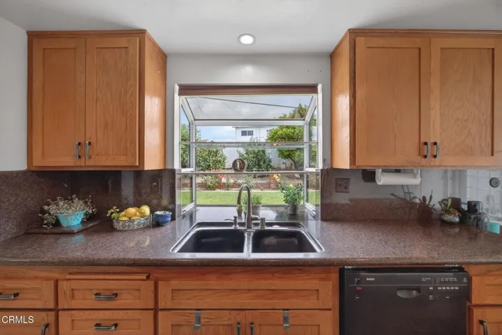 16-web-or-mls-Upmarket Media-6541Ral046