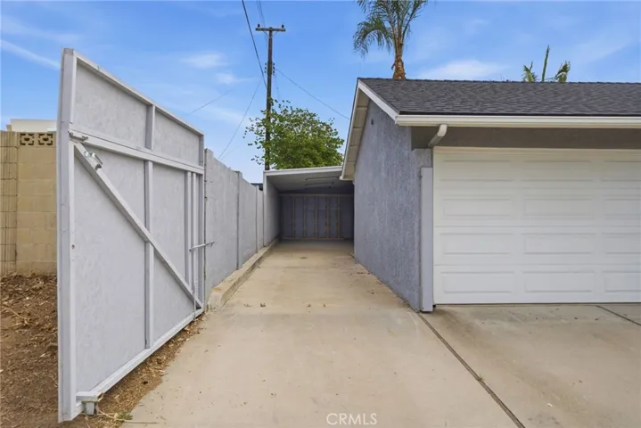 Spacious side driveway offering excellent parking and storage flexibility.