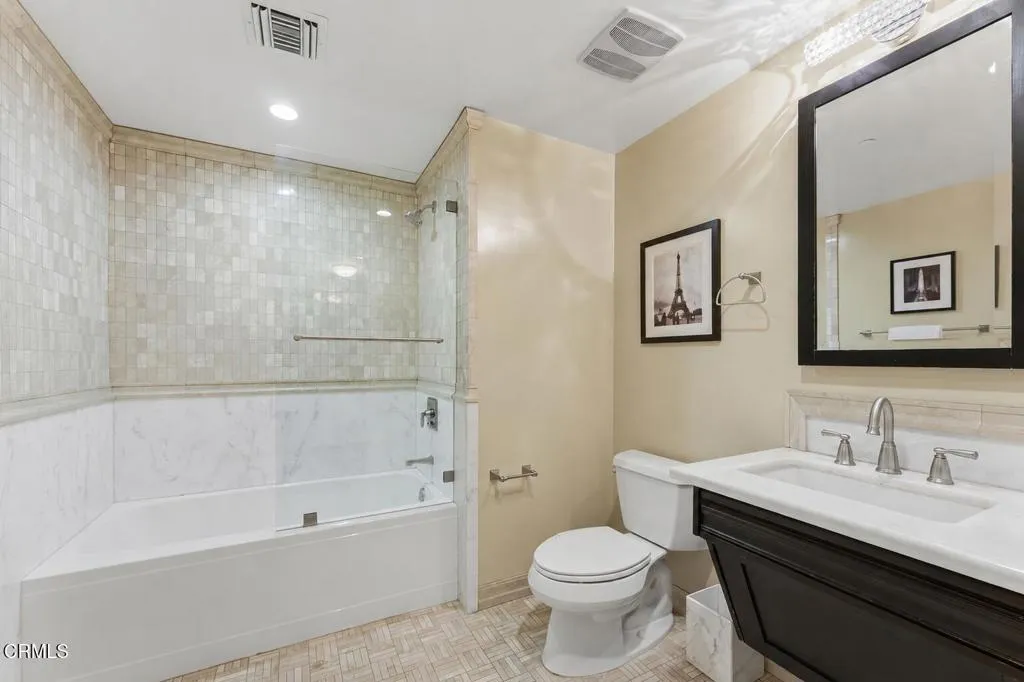 23-155 Cordova St-39