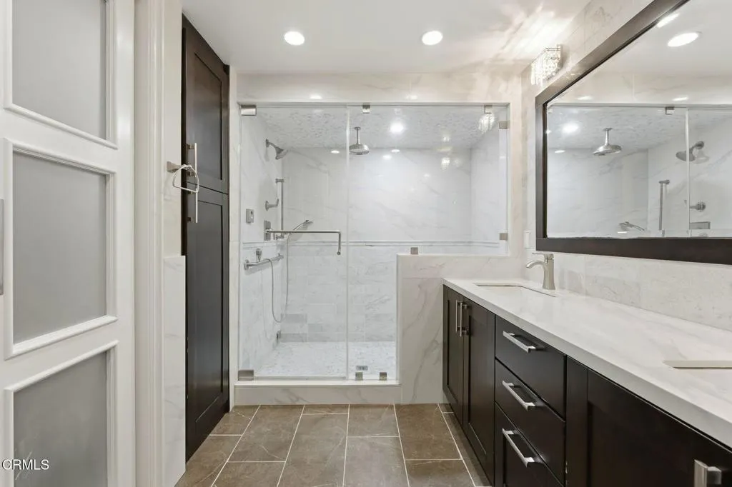 20-155 Cordova St-33