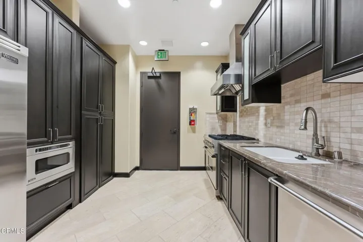 28-155 Cordova St-48