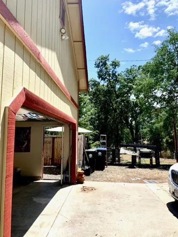 Garage / Driveway