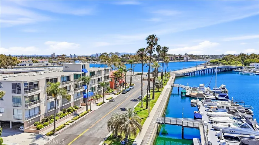 Prime location near Naples, dining, and Marine Stadium.