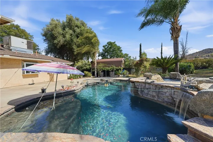 Pool entry with large baja shelf and umbrella holder